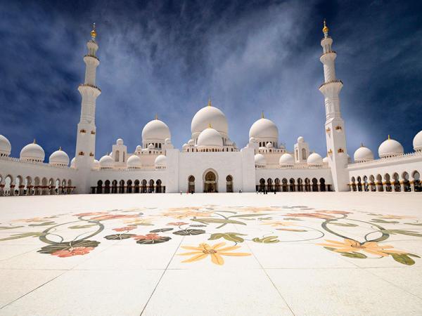 De enorme moskee in Abu Dhabi kunt u op dag 6 van de autorondreis bezoeken.