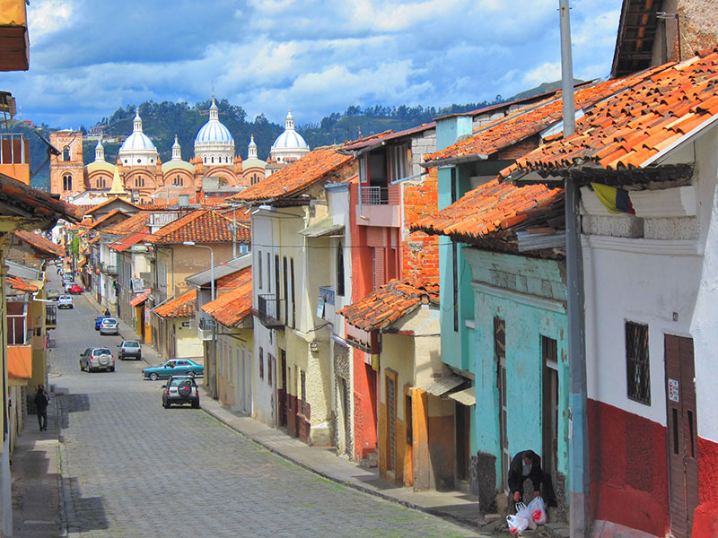 Bezoek het kleurrijke Cuenca in zuid Ecuador tijdens uw reis. Cuenca staat bekend om de fabricage van de Panama hat.