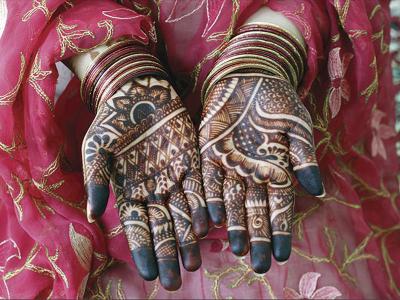 Op bijzondere dagen doet men in Oman henna op de handen.