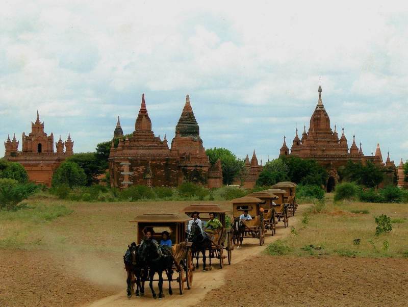 Maak op vakantie in Myanmar een rit met paard en wagen