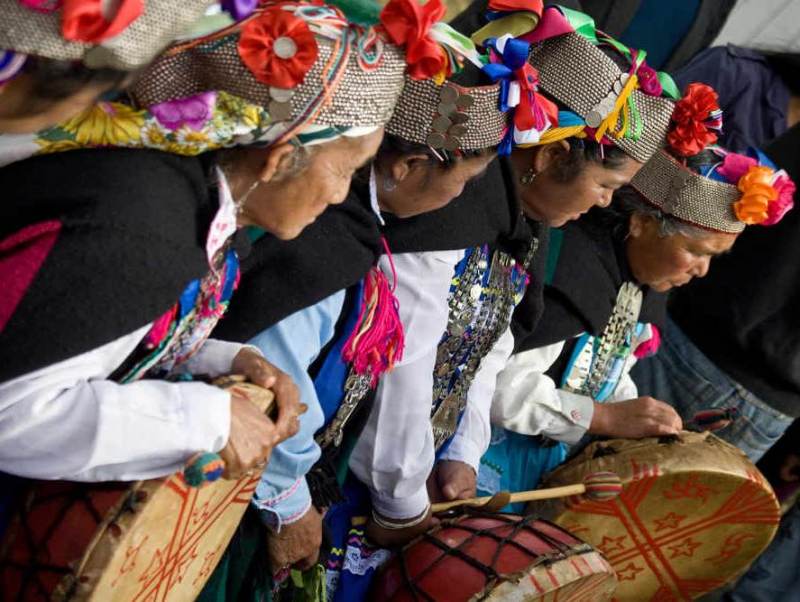 De mapuche bevolking gekleed in hun klederdracht